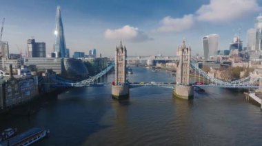 Londra 'daki Tower Bridge' in havadan görüntüsü. Londra 'nın en ünlü köprülerinden ve görülmesi gereken simgelerinden biri. Londra Kule Köprüsü 'nün güzel manzarası.