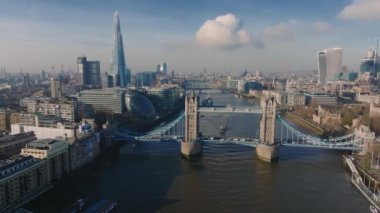 Londra 'daki Tower Bridge' in havadan görüntüsü. Londra 'nın en ünlü köprülerinden ve görülmesi gereken simgelerinden biri. Londra Kule Köprüsü 'nün güzel manzarası.