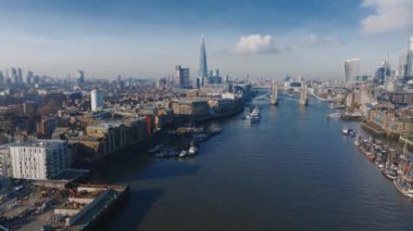 Londra 'nın panoramik şehir manzarası ve Thames Nehri, İngiltere, Birleşik Krallık. Londra şehri, gökdelenler ve Londra merkezi..