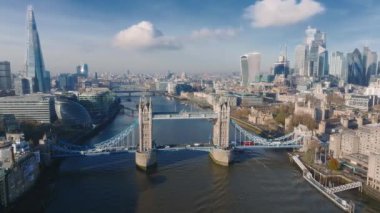 Londra 'daki Tower Bridge' in havadan görüntüsü. Londra 'nın en ünlü köprülerinden ve görülmesi gereken simgelerinden biri. Londra Kule Köprüsü 'nün güzel manzarası.