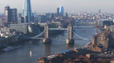 Londra 'daki Tower Bridge' in havadan görüntüsü. Londra 'nın en ünlü köprülerinden ve görülmesi gereken simgelerinden biri. Londra Kule Köprüsü 'nün güzel manzarası.