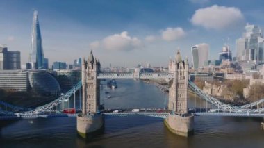 Londra 'daki Tower Bridge' in havadan görüntüsü. Londra 'nın en ünlü köprülerinden ve görülmesi gereken simgelerinden biri. Londra Kule Köprüsü 'nün güzel manzarası.