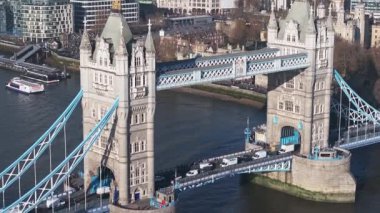 Londra 'daki Tower Bridge' in havadan görüntüsü. Londra 'nın en ünlü köprülerinden ve görülmesi gereken simgelerinden biri. Londra Kule Köprüsü 'nün güzel manzarası.
