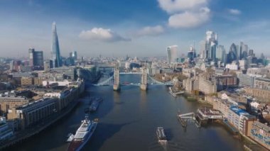 Londra 'daki Tower Bridge' in havadan görüntüsü. Londra 'nın en ünlü köprülerinden ve görülmesi gereken simgelerinden biri. Londra Kule Köprüsü 'nün güzel manzarası.