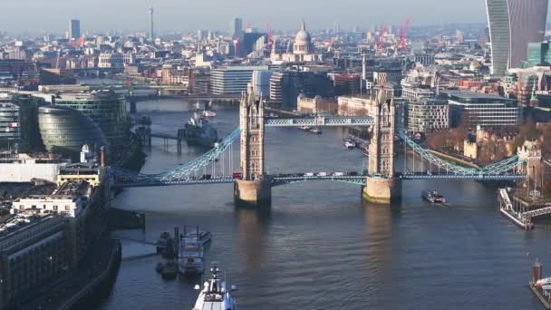 伦敦塔桥的空中景观 伦敦最有名的桥梁之一 也是伦敦必看的地标之一 伦敦塔桥美丽的全景 — 图库视频影像