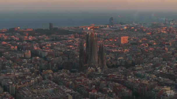 Légi Kilátás Barcelona City Skyline Sagrada Familia Katedrális Naplementekor Katalónia — Stock videók