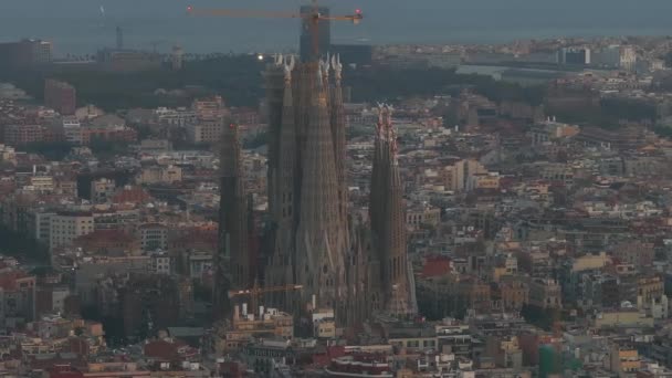 일몰에 바르셀로나 스카이라인과 사그라다 파밀리아 대성당의 카탈로니아의 유명한 그리드 바르셀로나의 — 비디오