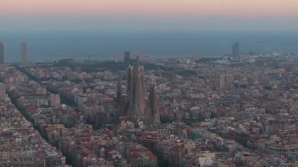 Flygfoto Över Barcelona City Skyline Och Katedralen Sagrada Familia Vid — Stockvideo
