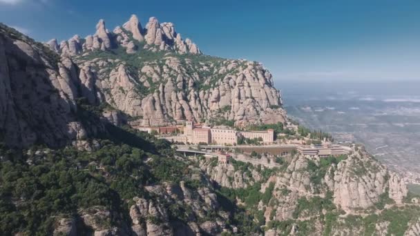 西班牙巴塞罗那本尼迪克特修道院的空中景观 蒙特塞拉特圣玛丽亚修道院是位于蒙特塞拉特山上的本笃会修道院 — 图库视频影像