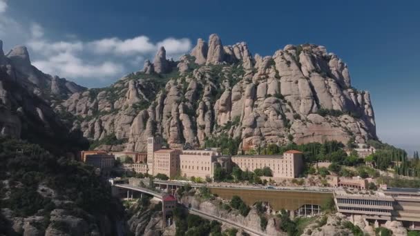 西班牙巴塞罗那本尼迪克特修道院的空中景观 蒙特塞拉特圣玛丽亚修道院是位于蒙特塞拉特山上的本笃会修道院 — 图库视频影像