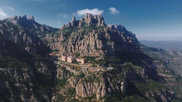 スペインのバルセロナからムーサーラートのベネディクト教会修道院の空中観察 モンセラト修道院 サンタ マリア モンセラトは モンセラト山に位置するベネディクト修道院です — ストック動画