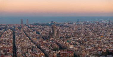 Gün batımında Barcelona City Skyline ve Sagrada Familia Katedrali 'nin hava manzarası. Katalonya 'nın ünlü yerleşim bölgesi. Barcelona 'nın güzel manzarası.