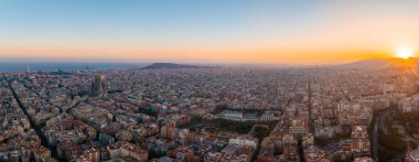 Gün batımında Barcelona City Skyline 'ın havadan görüntüsü. Katalonya 'nın ünlü yerleşim bölgesi. Barcelona 'nın güzel manzarası.