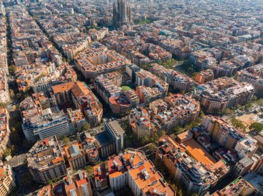 Gün batımında Barcelona City Skyline ve Sagrada Familia Katedrali 'nin hava manzarası. Katalonya 'nın ünlü yerleşim bölgesi. Barcelona 'nın güzel manzarası.