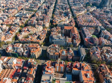 Barcelona City Skyline 'ın havadan görüntüsü. Katalonya 'nın ünlü yerleşim bölgesi. Barcelona 'nın güzel manzarası.