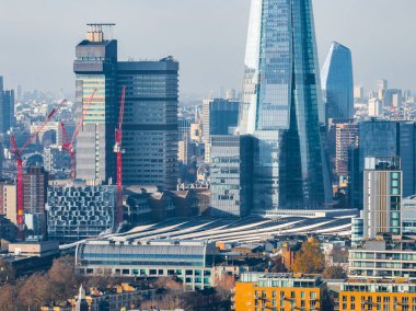 Shard gökdelen ve Thames nehri ile londra'nın havadan görünümü gökyüzünde gri bulutlar ile gün batımında