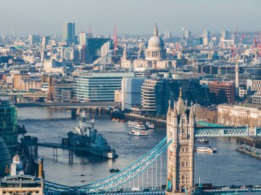 Londong 'u Southwark' a bağlayan Iconic Tower Köprüsü 'nün Londra' daki Thames Nehri üzerindeki havadan görüntüsü..