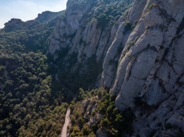 İspanya 'nın Barselona kentindeki Monserrat Manastırı' nın havadan görünüşü. Montserrat Manastırı, Santa Maria de Montserrat, Montserrat Dağı 'nda yer alan bir Benedictine manastırı.