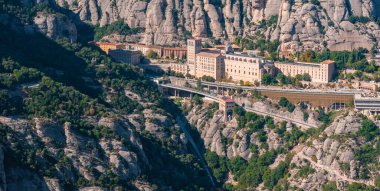 İspanya 'nın Barselona kentindeki Monserrat Manastırı' nın havadan görünüşü. Montserrat Manastırı, Santa Maria de Montserrat, Montserrat Dağı 'nda yer alan bir Benedictine manastırı.