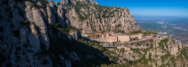 İspanya 'nın Barselona kentindeki Monserrat Manastırı' nın havadan görünüşü. Montserrat Manastırı, Santa Maria de Montserrat, Montserrat Dağı 'nda yer alan bir Benedictine manastırı.