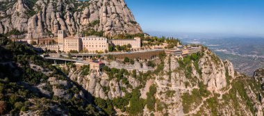 İspanya 'nın Barselona kentindeki Monserrat Manastırı' nın havadan görünüşü. Montserrat Manastırı, Santa Maria de Montserrat, Montserrat Dağı 'nda yer alan bir Benedictine manastırı.