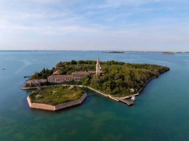 Venedik lagünündeki Poveglia 'nın hastalıklı hayalet adasının havadan görünüşü, Malamocco' nun karşısında Venedik, İtalya yakınlarındaki Canal Orfano Kanalı boyunca.