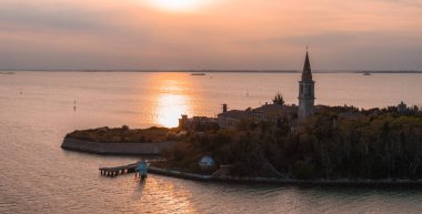 Venedik lagünündeki Poveglia 'nın hastalıklı hayalet adasının havadan görünüşü, Malamocco' nun karşısında Venedik, İtalya yakınlarındaki Canal Orfano Kanalı boyunca.