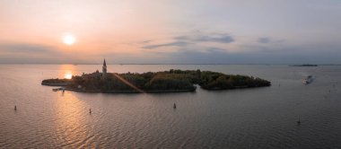 Venedik lagünündeki Poveglia 'nın hastalıklı hayalet adasının havadan görünüşü, Malamocco' nun karşısında Venedik, İtalya yakınlarındaki Canal Orfano Kanalı boyunca.
