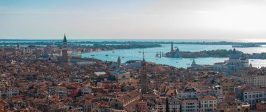 Saint Marks Meydanı, Rialto köprüsü ve dar kanallar yakınlarındaki Venedik 'in havadan görüntüsü. Yukarıdan güzel Venedik.