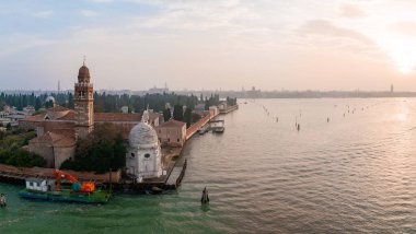 İtalya 'nın Venedik ve Murano yakınlarındaki tarihi Saint Michele mezarlık adasının hava manzarası