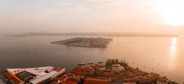 Venedik gölündeki Murano adasının yukarıdan görünüşü, gün batımında İtalya