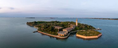 Venedik lagünündeki Poveglia 'nın hastalıklı hayalet adasının havadan görünüşü, Malamocco' nun karşısında Venedik, İtalya yakınlarındaki Canal Orfano Kanalı boyunca.