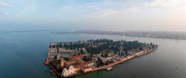 İtalya 'nın Venedik ve Murano yakınlarındaki tarihi Saint Michele mezarlık adasının hava manzarası