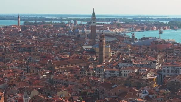 威尼斯的空中景观靠近圣马可广场 里阿尔托桥和狭窄的运河 美丽的威尼斯 — 图库视频影像