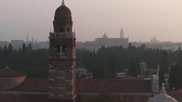 意大利穆拉诺和威尼斯附近历史性的圣米迦勒公墓岛的空中景观 — 图库视频影像