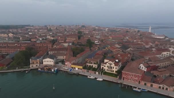 日落时从意大利上空俯瞰威尼斯泻湖中的穆拉诺岛 — 图库视频影像