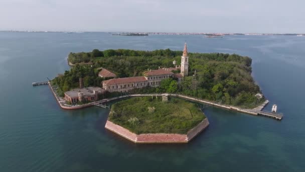 威尼斯附近的威尼斯奥法诺运河对岸的威尼斯湖中饱受折磨的幽灵岛波维利亚的空中景观 — 图库视频影像