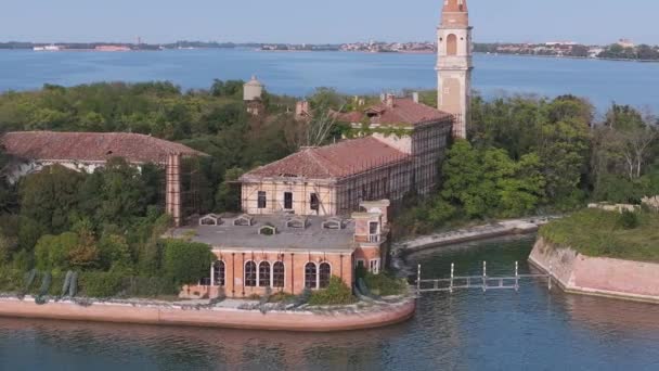 威尼斯附近的威尼斯奥法诺运河对岸的威尼斯湖中饱受折磨的幽灵岛波维利亚的空中景观 — 图库视频影像