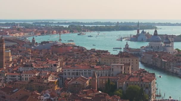 威尼斯的空中景观靠近圣马可广场 里阿尔托桥和狭窄的运河 美丽的威尼斯 — 图库视频影像