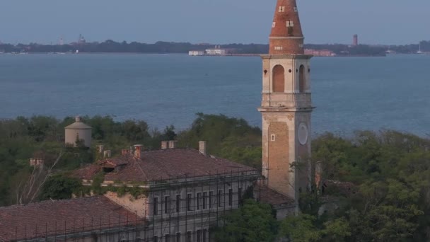 ヴェネツィアのラグーン イタリアのヴェネツィアの近くの運河Orfanoに沿ってMalamoccoの反対側にあるポヴェリアの幽霊島の空中ビュー — ストック動画