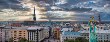 Riga 'nın yukarıdan manzarası çok güzel. Letonya 'nın başkenti Riga' nın panoramik manzarası.