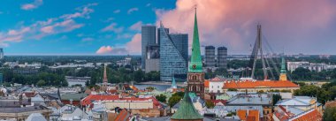 Riga 'nın yukarıdan manzarası çok güzel. Letonya 'nın başkenti Riga' nın panoramik manzarası.