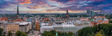 Riga 'nın yukarıdan manzarası çok güzel. Letonya 'nın başkenti Riga' nın panoramik manzarası.