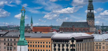 Özgürlük heykelinin yanında Riga 'nın üzerinde güzel bir gün doğumu manzarası var Letonya' da Milda. Özgürlük Anıtı.