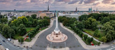 Özgürlük heykelinin yanında Riga 'nın üzerinde güzel bir gün doğumu manzarası var Letonya' da Milda. Özgürlük Anıtı.