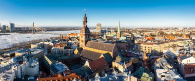 Riga 'nın yukarıdan manzarası çok güzel. Letonya 'nın başkenti Riga' nın panoramik manzarası.