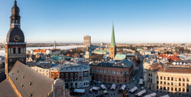 Riga 'nın yukarıdan manzarası çok güzel. Letonya 'nın başkenti Riga' nın panoramik manzarası.