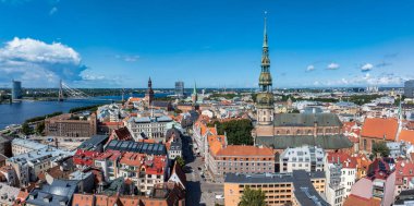 Riga 'nın yukarıdan manzarası çok güzel. Letonya 'nın başkenti Riga' nın panoramik manzarası.