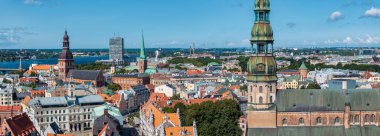 Riga 'nın yukarıdan manzarası çok güzel. Letonya 'nın başkenti Riga' nın panoramik manzarası.