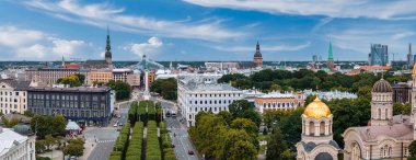 Riga 'nın yukarıdan manzarası çok güzel. Letonya 'nın başkenti Riga' nın panoramik manzarası.